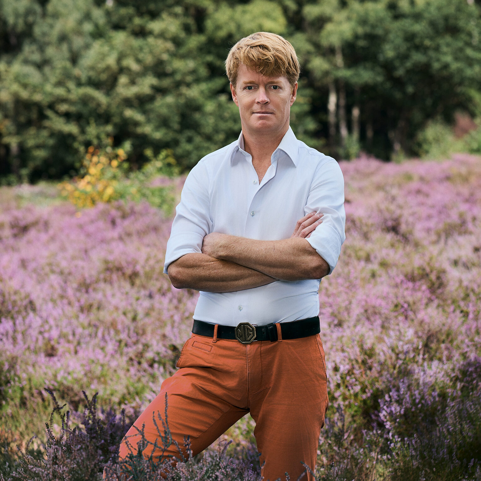 Sicco in oranje broek in de roze heide